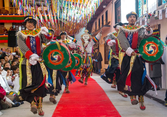 Concierto de tibetanos y kalmukos ejecutantes